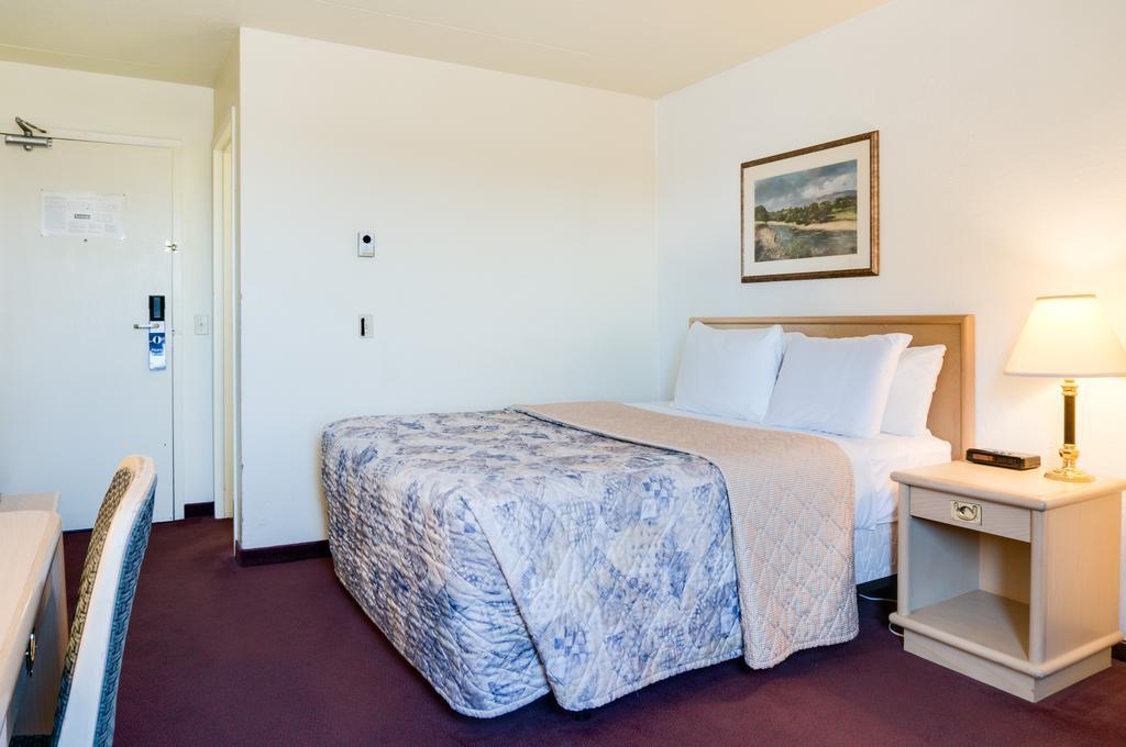 Travelodge Calgary Macleod Trail Екстериор снимка