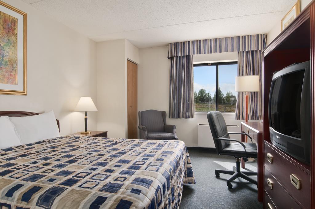 Travelodge Calgary Macleod Trail Стая снимка